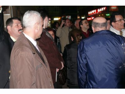 BİR IŞIK YAK! BİR SES VER!