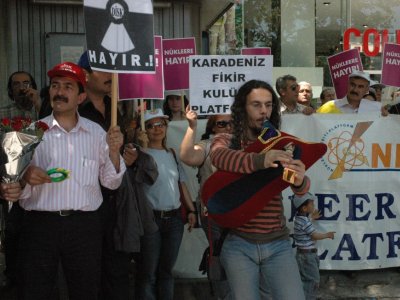 NÜKLEER SANTRALAR YASASINA TULUMLU, ÇINGIRAKLI PROTESTO