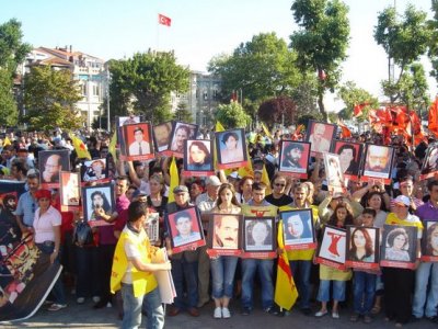 SİVAS KATLİAMI KADIKÖY�DE LANETLENDİ