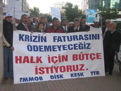 2009 BÜTÇESİNİ, KRİZİN YÜKÜNÜN EMEKÇİLERE YIKILMASINI PROTESTO ETMEK İÇİN MEŞALELİ YÜRÜYÜŞ YAPILDI