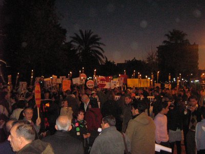 İSRAİL'İN FİLİSTİN'E YAPTIĞI KATLİAM YÜRÜYÜŞLE PROTESTO EDİLDİ