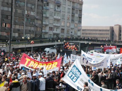SIHHİYE MEYDANI 1 MAYISTA EMEKÇİLERLE DOLDU TAŞTI