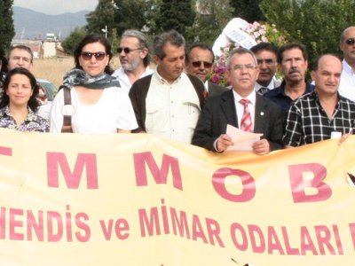 MÜHENDİSLER, MİMARLAR ŞEHİR PLANCILARI DÜN OLDUĞU GİBİ BUGÜN DE DEMOKRATİK YAŞAM MÜCADELESİ İLE MESLEK VE MESLEKTAŞ HAKLARI MÜCADELESİNİ BİRBİRİNDEN AYRILMAZ GÖRÜR