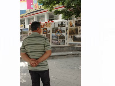 KÂZIM KOYUNCU İÇİN SOKAĞA ŞARKILAR SÖYLÜYORUZ ETKİNLİĞİNDE FOTOĞRAF SERGİSİ AÇILDI