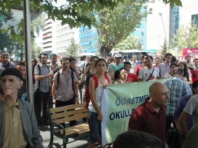 ATAMASI YAPILMAYAN ÖĞRETMENLER PLATFORMU ABDİ İPEKÇİ PARKINDA OTURMA EYLEMİ YAPIYOR