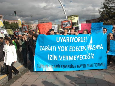SUYUN TİCARİLEŞTİRİLMESİNE HAYIR PLATFORMU MECLİS ÖNÜNDE SUYUN TİCARİLEŞTİRİLMESİNE KARŞI BASIN AÇIKLAMASI YAPTI