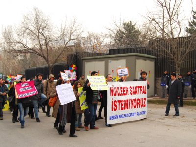 NÜKLEER SANTRAL KARŞITLARI RUSYA BÜYÜKELÇİLİĞİ ÖNÜNDE EYLEM DÜZENLEDİ