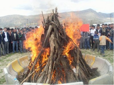 GELECEK GÜNLERİN BARIŞ, KARDEŞLİK VE ÖZGÜRLÜK GETİRMESİ DİLEĞİYLE
NEWROZ/NEVRUZ’UNUZ KUTLU OLSUN