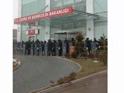 EMODAN ÇEVRE VE ŞEHİRCİLİK BAKANLIĞINA SİYAH ÇELENK:
FEN ADAMLARINA MÜHENDİS YETKİSİ VERİLEMEZ
