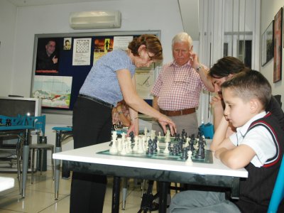 SATRANÇ SÖYLEŞİSİ VE SİMULTANE (ÇOK MASA) GÖSTERİSİ DÜZENLENDİ