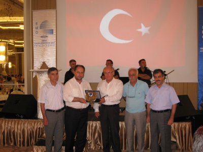 EMO ANTALYA ŞUBESİ YÖNETİM KURULU’NDAN ALTAN NAKİBOĞLU’NA PLAKET