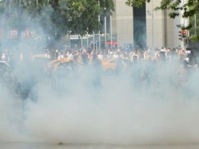 TÜRKİYE, AKP FAŞİZMİNE DİRENİYOR