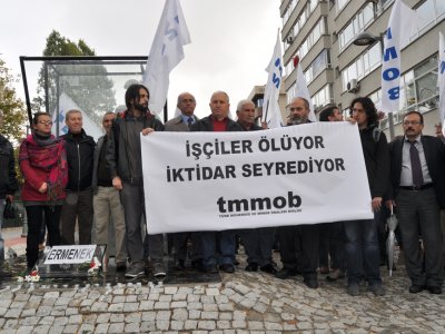 TMMOB ERMENEKTEKİ MADEN FACİASI İLE İLGİLİ MADENCİ ANITI ÖNÜNDE BASIN AÇIKLAMASI DÜZENLEDİ