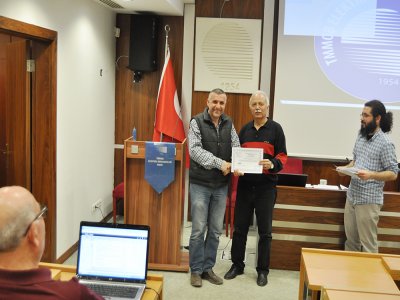 ÖZGÜR YAZILIM VE GNU/LINUXA GİRİŞ EĞİTİMİNE KATILANLARA BELGELERİ VERİLDİ