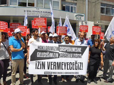 TMMOB ANKARA İL KOORDİNASYON KURULU ÜYELERİ SGK PROTOKOLÜNÜN TEK TARAFLI İPTAL EDİLMESİNİ SGK ÖNÜNDE PROTESTO ETTİ
