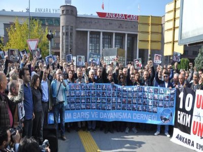 KATLİAMIN 3. YILINDA ANKARA GARI ÖNÜNDE ANMA GERÇEKLEŞTİRİLDİ