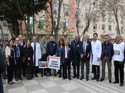 AYDIN TABİP ODASI`NIN BASIN AÇIKLAMASI VE ANMA TÖRENİNE YÖNETİM KURULU ÜYELERİMİZ KATILIM SAĞLADI