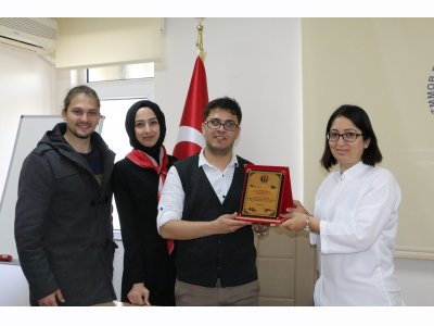 OTOMOBİL, ROBOT VE ENERJİ TOPLULUĞU ŞUBE BAŞKANIMIZ İSLİM ARIKANA PLAKET TAKDİMİNDE BULUNDU