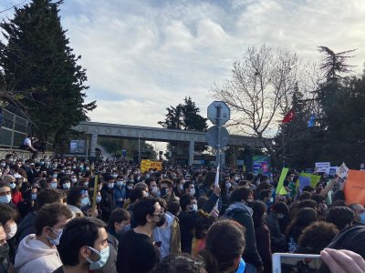 `DEMOKRATİK ÜNİVERSİTE MÜCADELESİNİN YANINDAYIZ`