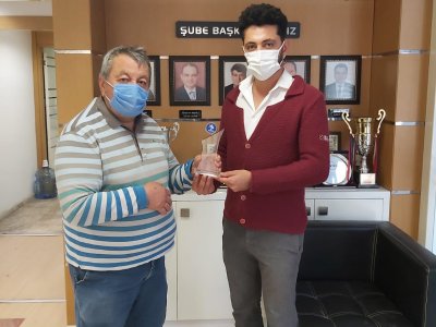 MESLEKTE 40. YILINI DOLDURAN ÜYEMİZ MEHMET GIREP`E PLAKETİ VERİLDİ