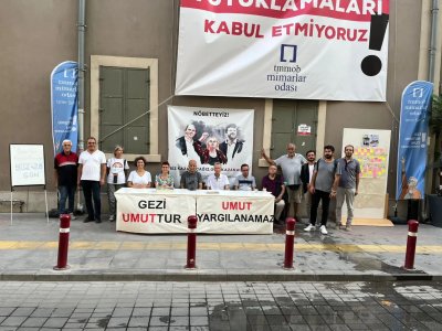 HUKUKSUZ TUTUKLAMALARA KARŞI EMO ÜYELERİ ADALET NÖBETİ`NDE