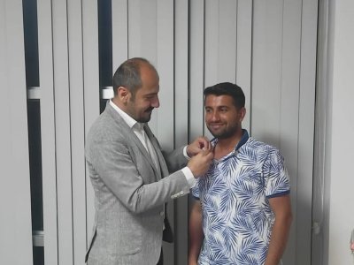 EMO MERSİN ŞUBE YÖNETİM KURULU TOPLANTIMIZDA BAŞKANIMIZ ALKAN ALKAYA YENİ ÜYEMİZ DOĞUŞ KOÇ`A EMO ROZETİNİ VE AJANDASINI TAKDİM ETTİ.