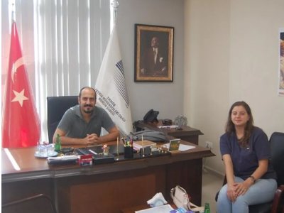 MERSİN ÜNİVERSİTESİ ELEKTRİK ELEKTRONİK MÜHENDİSLİĞİ BÖLÜMÜNDEN YENİ MEZUN DEĞERLİ MESLEKTAŞIMIZ GİZEM ŞİRİN EMO MERSİN ŞUBEMİZE ÜYE OLDU VE ŞUBE BAŞKANIMIZ ALKAN ALKAYA`YI ZİYARET ETTİ.