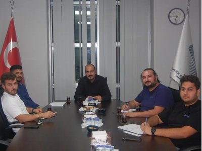 EMO MERSİN ŞUBE EMOGENÇ KOMİSYONU İLK TOPLANTISINI GERÇEKLEŞTİRDİ. TOPLANTIDA ÖNERİLEN VE ALINAN KARAR DOĞRULTUSUNDA KOMİSYON BAŞKANLIĞINA YASİR GÜLTAK, BAŞKAN YARDIMCILIĞINA GÖKHAN YÜKSEK VE YAZMAN ÜYE OLARAK DA VEYSEL TİLEĞİ OY BİRLİĞİ İLE SEÇİLDİ.