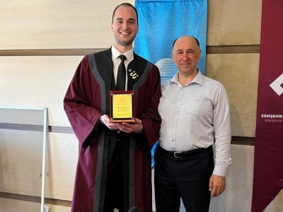 ESKİŞEHİR TEKNİK ÜNİVERSİTESİ MÜHENDİSLİK-MİMARLIK FAKÜLTESİNDE GERÇEKLEŞEN MEZUNİYET TÖRENİNDE ELEKTRİK-ELEKTRONİK MÜHENDİSLİĞİ MEZUNLARINA ROZET TAKILDI