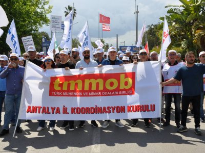 1 MAYISTA MEYDANLARDAYDIK